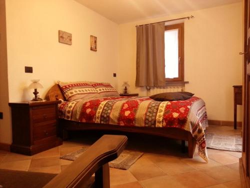 um quarto com uma cama e uma janela em Maison Bellevue VDA-PERLOZ-N 0001 em Pont-Saint-Martin