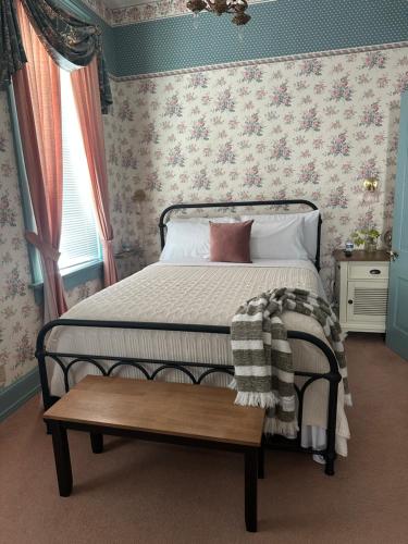 a bedroom with a bed and a table in it at Strassner Suites - Imy Suite in Hermann