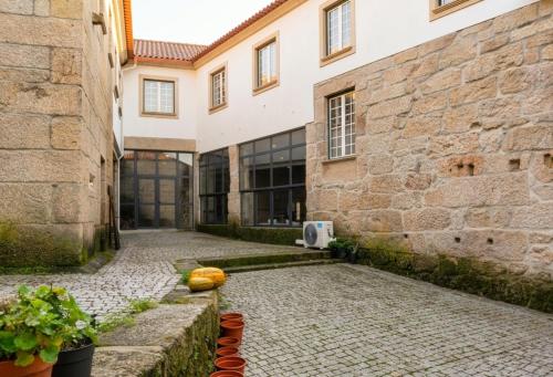 an external view of a building with a courtyard at Casa do Cabo in Ribeira de Pena