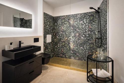 a bathroom with a black sink and a shower at Royal Haus Chemnitz 3- Balkon nahe Zeisigwald in Chemnitz
