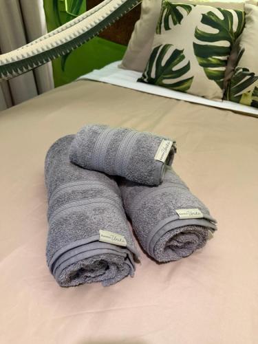 a pile of towels sitting on top of a bed at Morada do Boto in Santarém