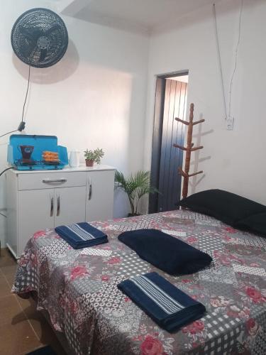 a bedroom with a bed with two towels on it at Hospedagem Campestre da Dutra 01 in Barra Mansa