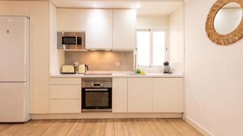 Modern & spacious 4BR apt next to Cathedral