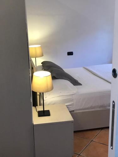 a bedroom with two lamps and a bed at Monis Hogar in Arzachena