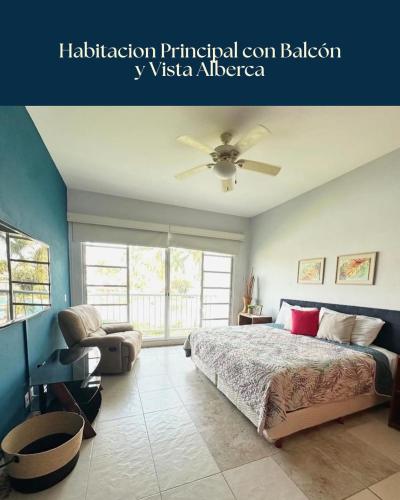 a bedroom with a bed and a ceiling fan at Lujoso Departamento con vista a alberca en Acapulco Diamante in Acapulco