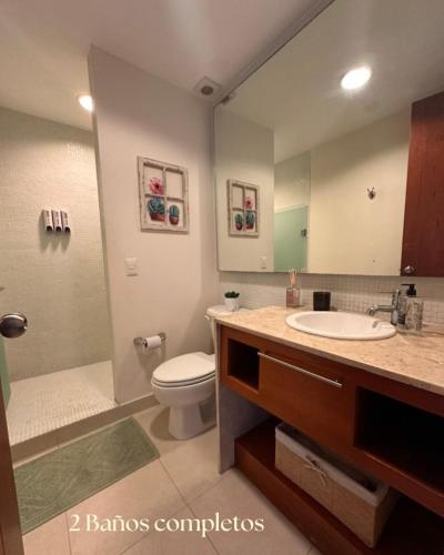 a bathroom with a sink and a toilet and a shower at Lujoso Departamento con vista a alberca en Acapulco Diamante in Acapulco
