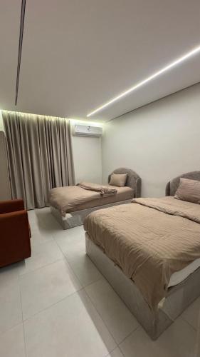 a bedroom with two beds and a window at سويت بغرفتين نوم in Al Majaridah