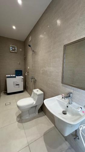 a bathroom with a toilet and a sink at سويت بغرفتين نوم in Al Majaridah
