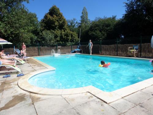 un groupe de personnes dans une piscine dans l'établissement La Roseraie, à Romagne