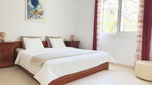 Grand Villa Blue Horizon in Los Cristianos, Ocean-Facing, Private Garden and Parking, 5 BR