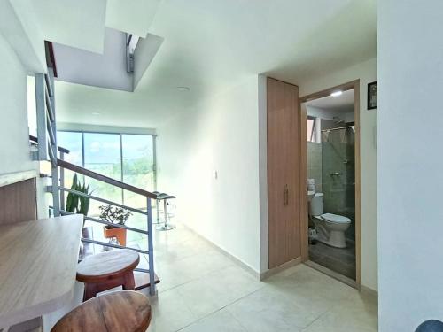 a room with a staircase and a bathroom with a toilet at Hospedaje en Montenegro Vivienda Turística Cafecito in Montenegro