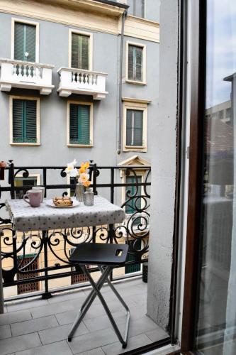 Milano Loreto Balcony Direct metro to Duomo