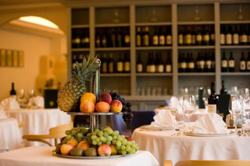 Makanan di atau berdekatan hotel