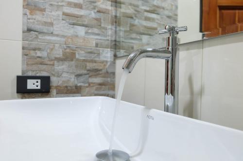 Ett badrum på The Oasis Khaolak Resort - SHA Plus