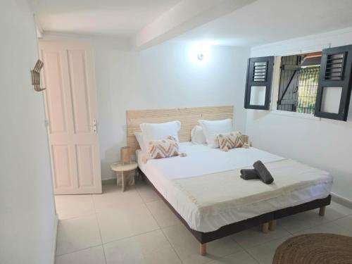 a bedroom with a bed and a mirror on the wall at Kaloukera in Trois-Rivières