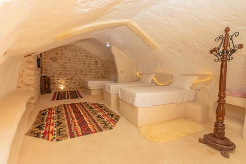 a bedroom with a bed and a tub in a room at Hôtel les berbérs in Matmata