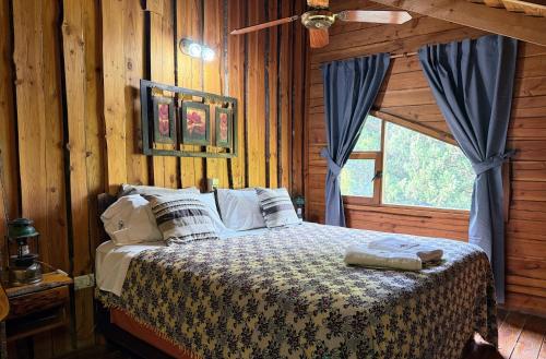 a bedroom with a bed in a log cabin at Arroyo Escondido in Trevelín