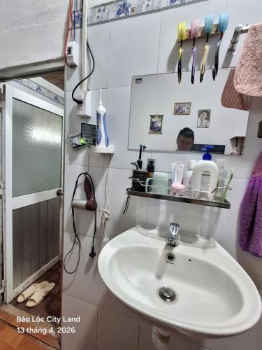 a bathroom with a sink and a mirror at Lương Y Trần Thúy Liên in Bảo Lộc