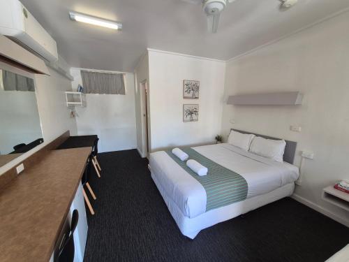 a hotel room with a bed and a kitchen at Ben Hall Motor Inn in Forbes