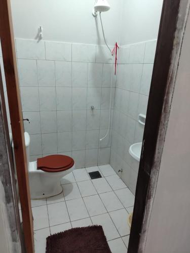 a small bathroom with a toilet and a shower at Estudio Independiente Zona SND Jockey Multiplaza in Asunción