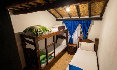 a bedroom with two bunk beds in a room at Cabaña Turistica Tunwacogua in Nobsa