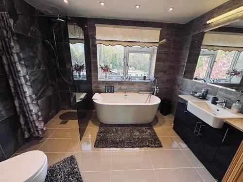 A deluxe double room with ensuite shower bath room or upgrade to a Cosy double room and private shower room just a 2 minute walk to Train station photo 5