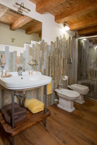 a bathroom with a sink and a toilet at La cor dé Jérémie in Montjovet