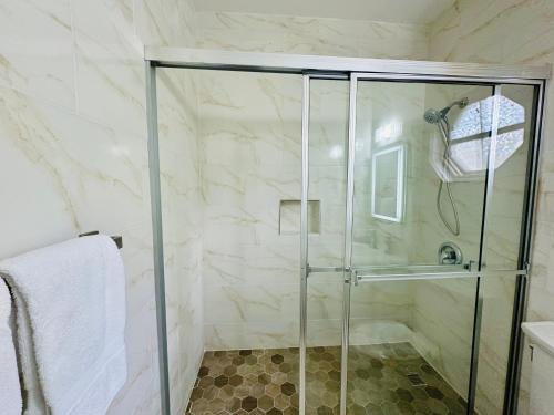 eine Dusche mit Glastür im Badezimmer in der Unterkunft Falcon Views - Airport Transportation Available-Security-Gated in Montego Bay