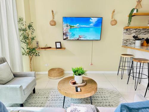 ein Wohnzimmer mit Sofa und Tisch in der Unterkunft Falcon Views - Airport Transportation Available-Security-Gated in Montego Bay