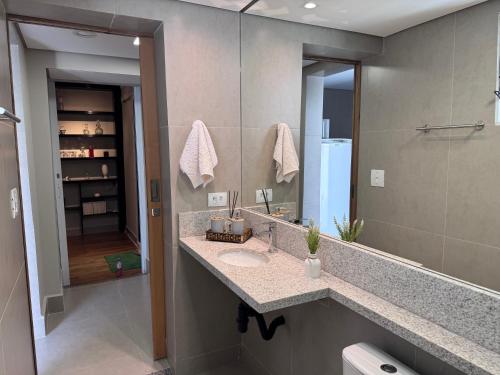 a bathroom with a sink and a mirror at Casa Nova e privativa no Centro de Piracicaba in Piracicaba