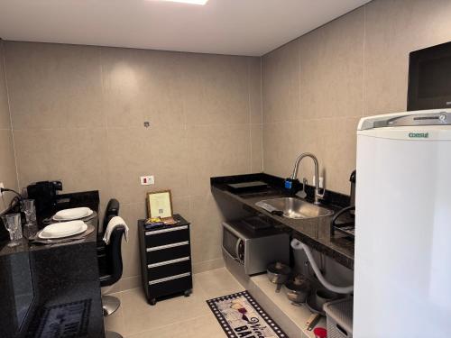 a kitchen with a sink and a counter top at Casa Nova e privativa no Centro de Piracicaba in Piracicaba