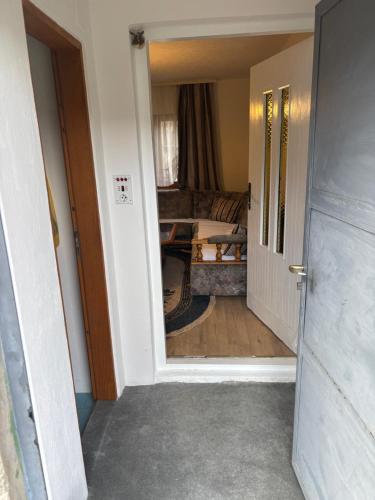 ein Flur mit einer Tür, die in ein Wohnzimmer führt in der Unterkunft Vikendica Delfin Durakovici-Trnovo in Grahovište