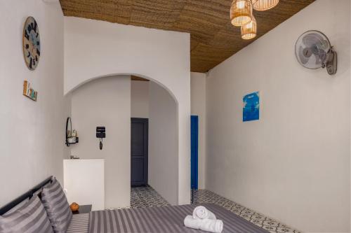 a room with a bed and a clock on the wall at O'Stay Vinh Hy in Vĩnh Hy