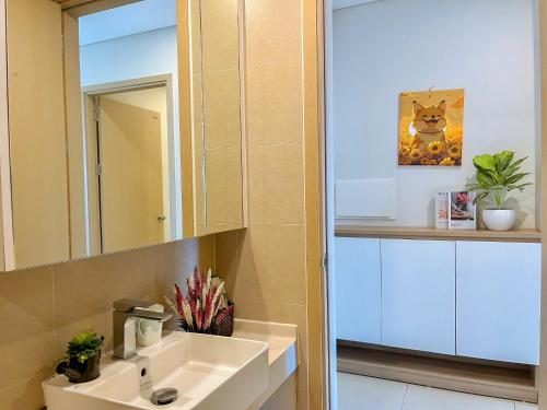 a bathroom with a sink and a mirror at The Sóng Vũng Tàu - Căn Hộ Nghỉ Dưỡng, Infinity Pool - Near Beach & Central Location Mr T in Vung Tau