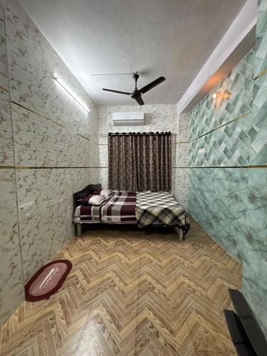 a bedroom with a bed and a ceiling fan at Sky cottage in Jāmb