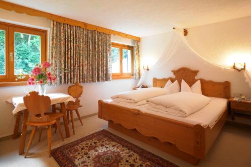 Giường trong phòng chung tại Hotel Montabella