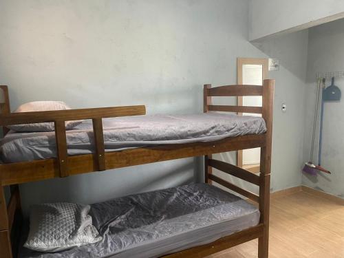 a room with two bunk beds in a room at Apê Bianck's in Ilha Comprida