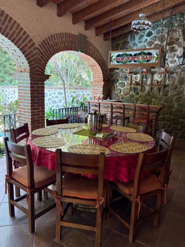 a dining room with a table and some chairs at Linda Villa al lado del Club de Tenis in Cuernavaca