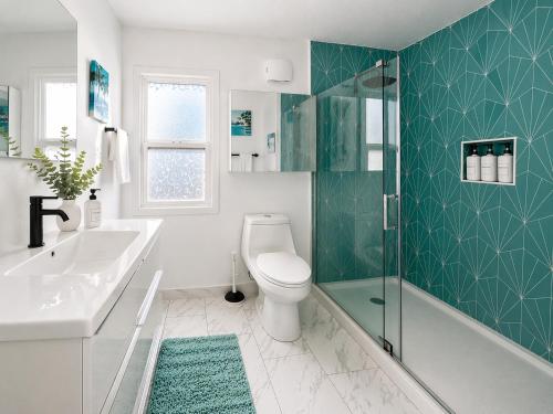 a bathroom with a toilet and a sink and a shower at CasaViva Garden - 2BR with Firepit, S'mores & Kids Playset - Walk to Eats, Near Zoo, SeaWorld & Balboa Park in San Diego