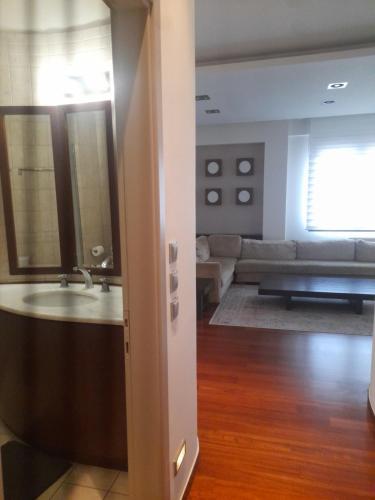 a living room with a sink and a couch at Kings and Queens 2 in Larisa
