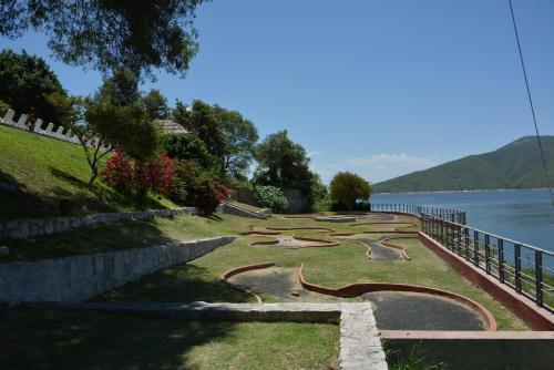 a row of snakes on the grass near the water at Hotel Del Dique in Coronel Moldes