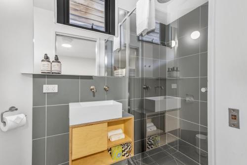 a bathroom with a sink and a mirror at Nelse Lodge in Falls Creek