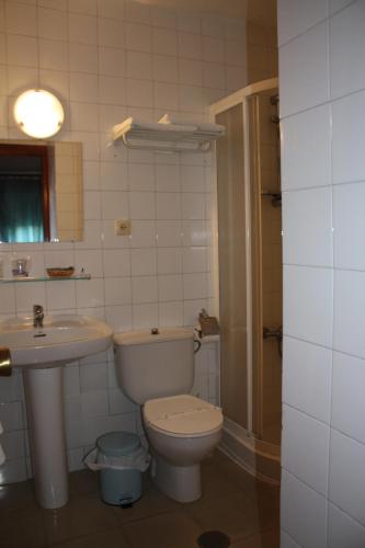 a bathroom with a toilet and a sink at Hostal Tamarindos in Matalascañas