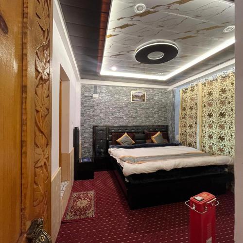 a bedroom with a bed in a room at Ilhaan Resort Sonamarg in Sonāmarg