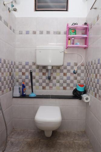 a bathroom with a toilet and a sink at Villa LOR in Pondicherry