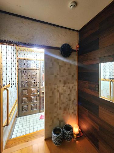 a room with vases on the floor next to a door at 明月民宿 in Takatsuki