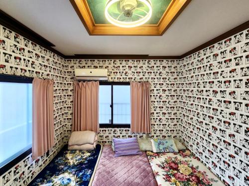 a living room with a couch and a ceiling at 明月民宿 in Takatsuki