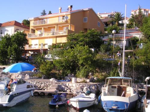 un grupo de barcos atracados en un puerto deportivo con un edificio en Apartments Lucia&Veronica, en Dramalj