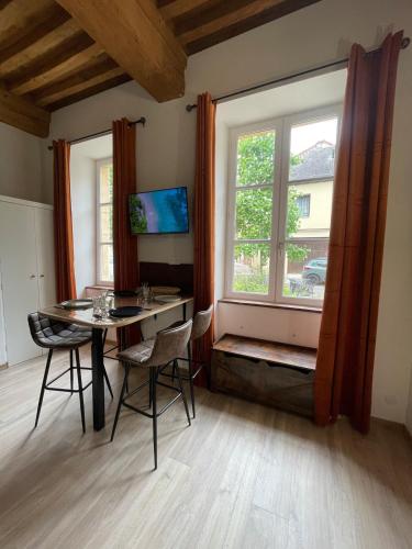 a room with a table and chairs and a window at Studio cosy -Hyper centre -Tout à pied in Paray-le-Monial