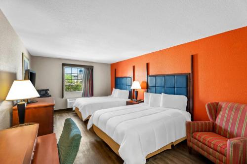 a hotel room with two beds and a chair at Rodeway Inn in Temple
